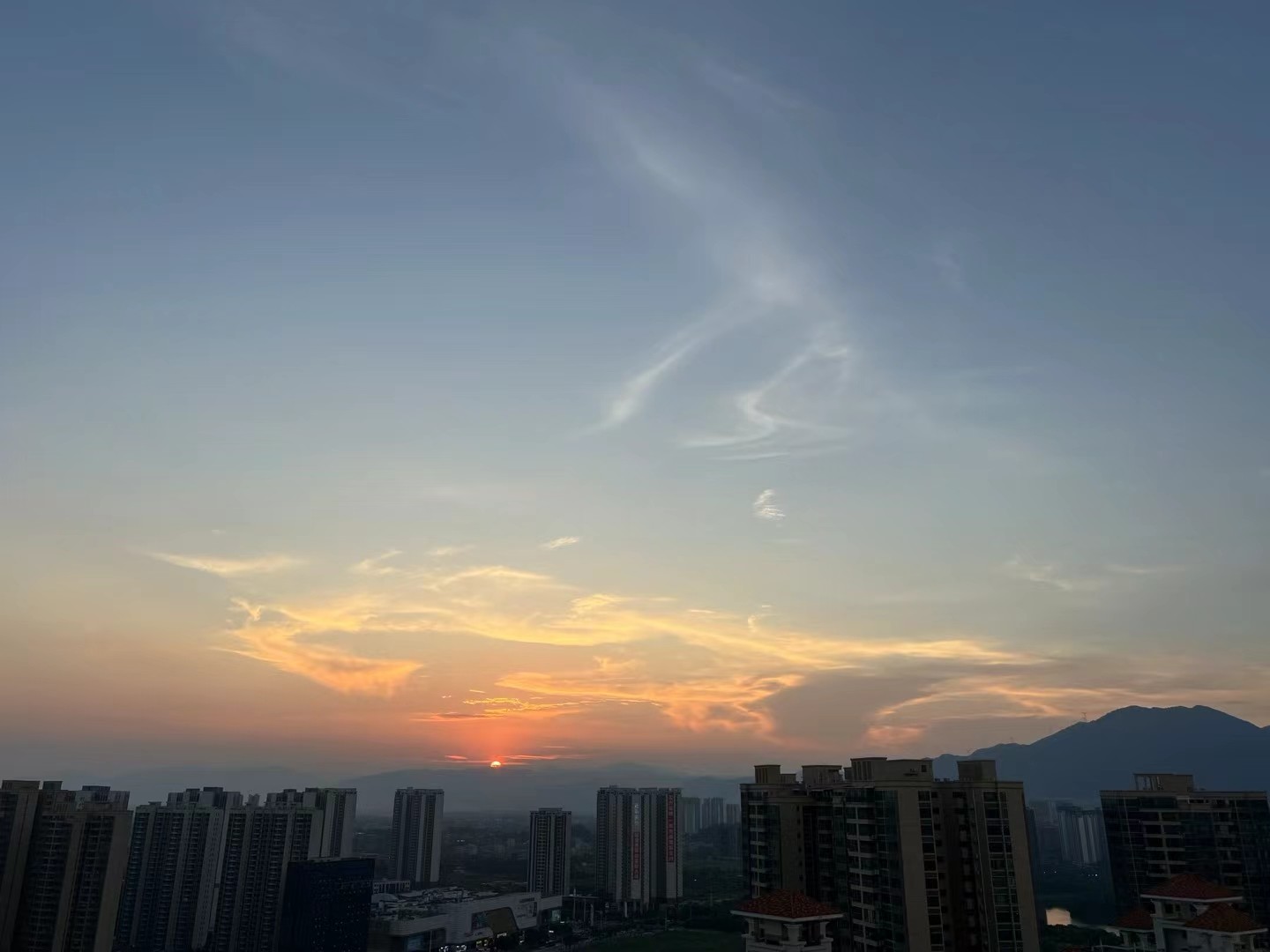 最美的,就在我们身边。(づ¯³¯)づ💕#相册 #天空