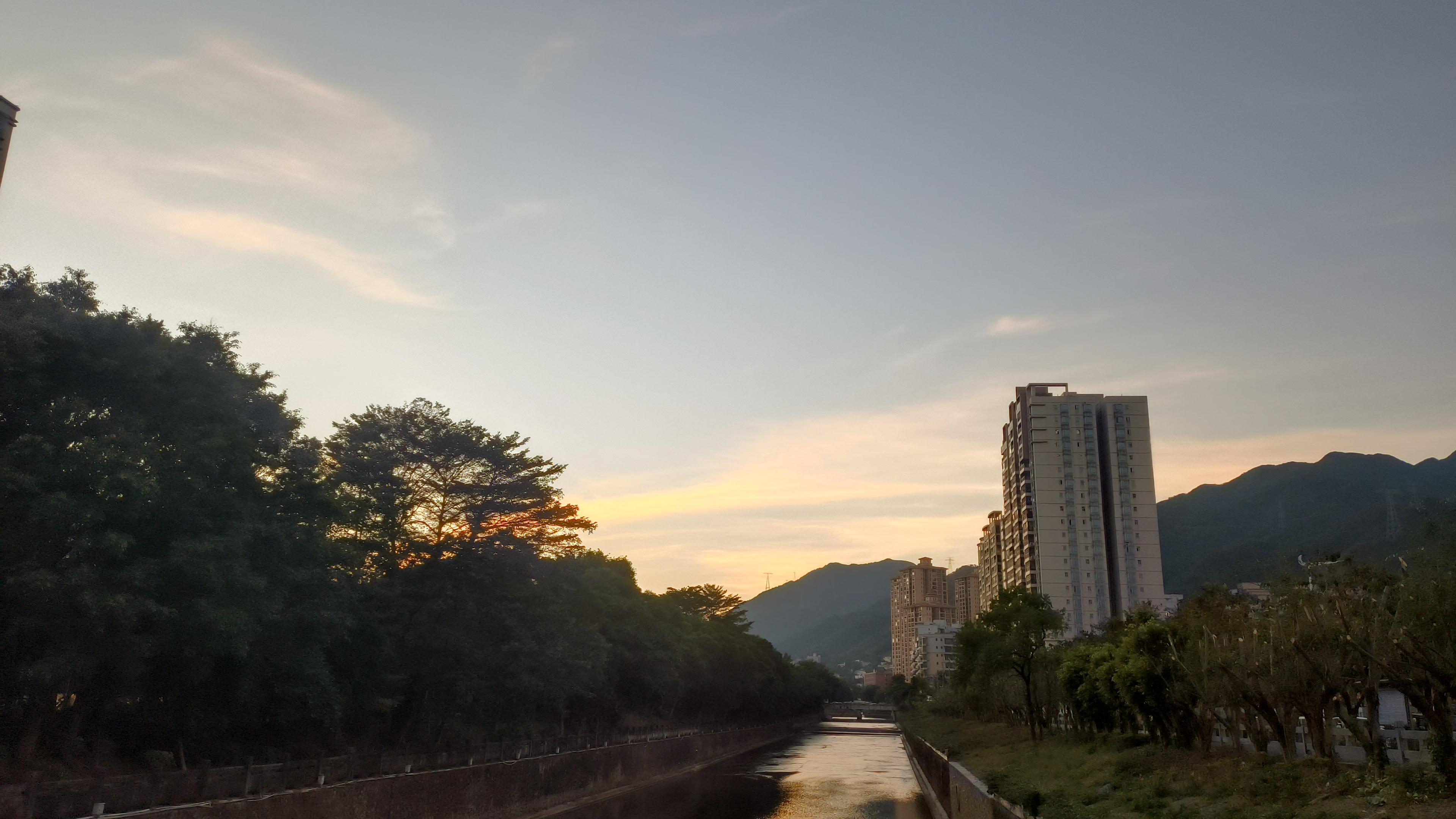 夕阳西下,余辉下的一角。#相册 #天空