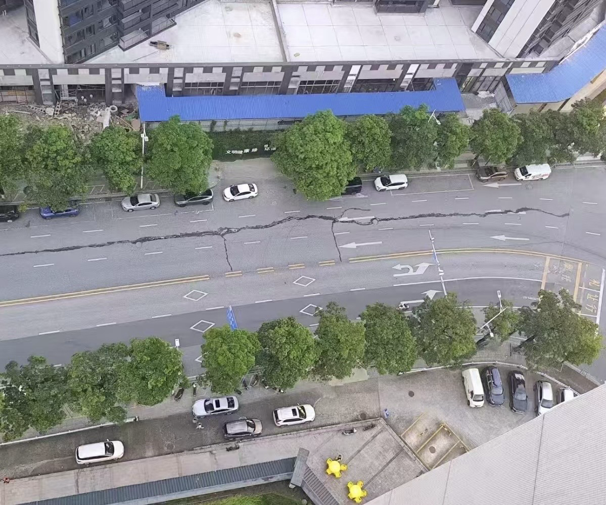 地震导致路面裂开