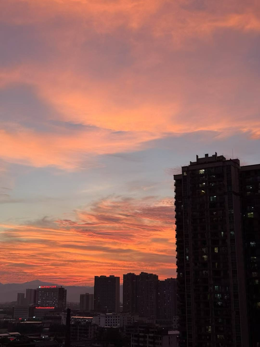 此情、此景、此歌。https://music.apple.com/tr/album/%E9%BB%83%E6%98%8F/290187204?i=290187219#相册 #天空